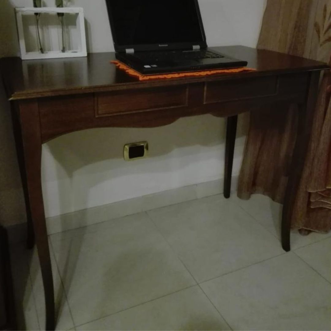 Angolo scrivania bicolore noce scuro e piano bianco, finiture di qualità